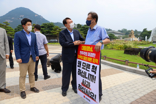 29일 윤석열 전 검찰총장이 정진석 국민의힘 의원의 1인 시위 현장을 방문, 대화를 나누고 있다. 윤 전 총장 측 제공.